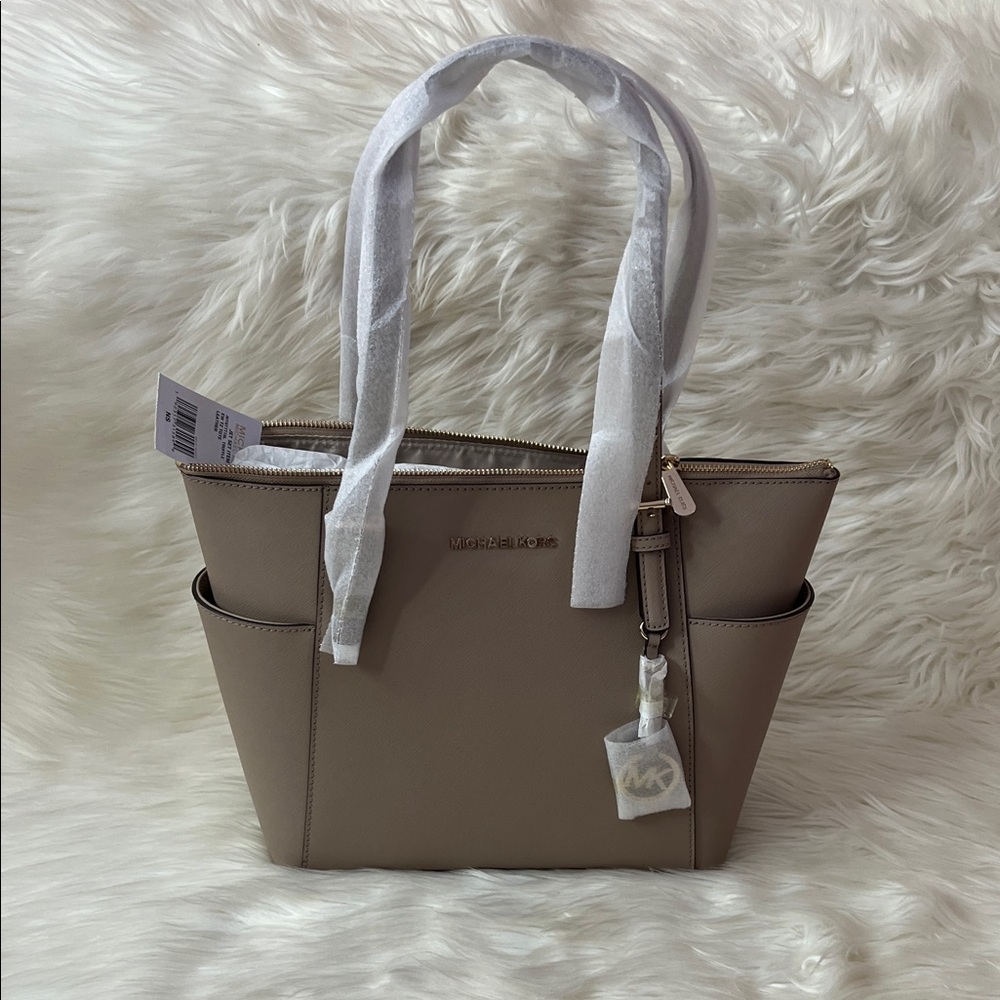 Michael Kors Jet Set Tote in Truffle